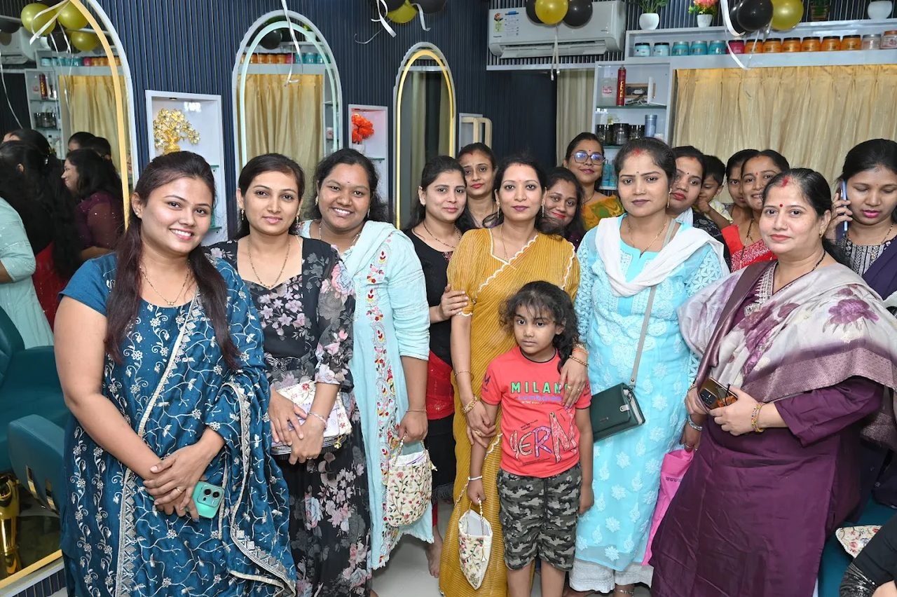 GlowKaya clients together inside the studio in Manjri